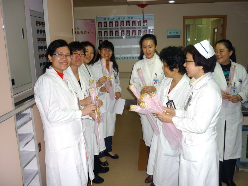 三八婦女節(jié)早上，婦二科的住院患者、醫(yī)護(hù)人員在歡天喜地接收節(jié)日禮物