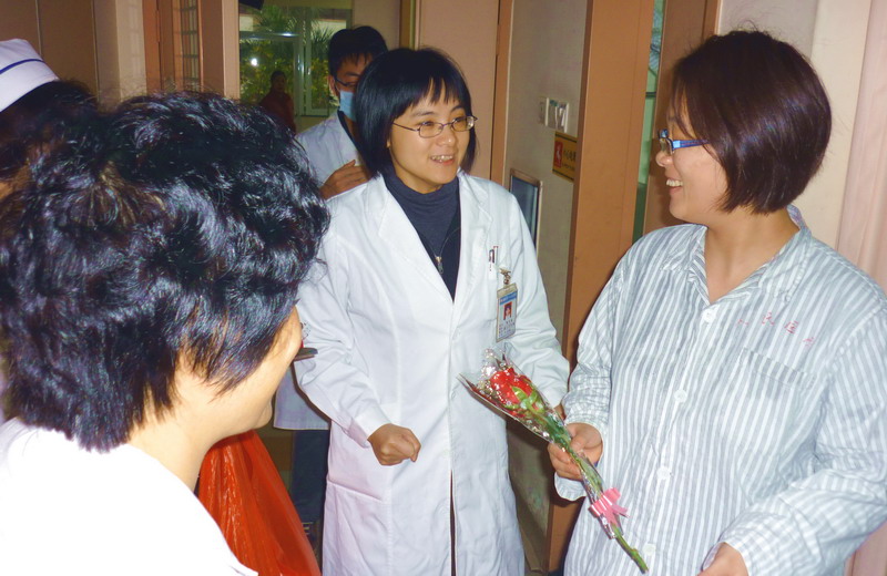 三八婦女節(jié)早上，婦二科的住院患者、醫(yī)護(hù)人員在歡天喜地接收節(jié)日禮物